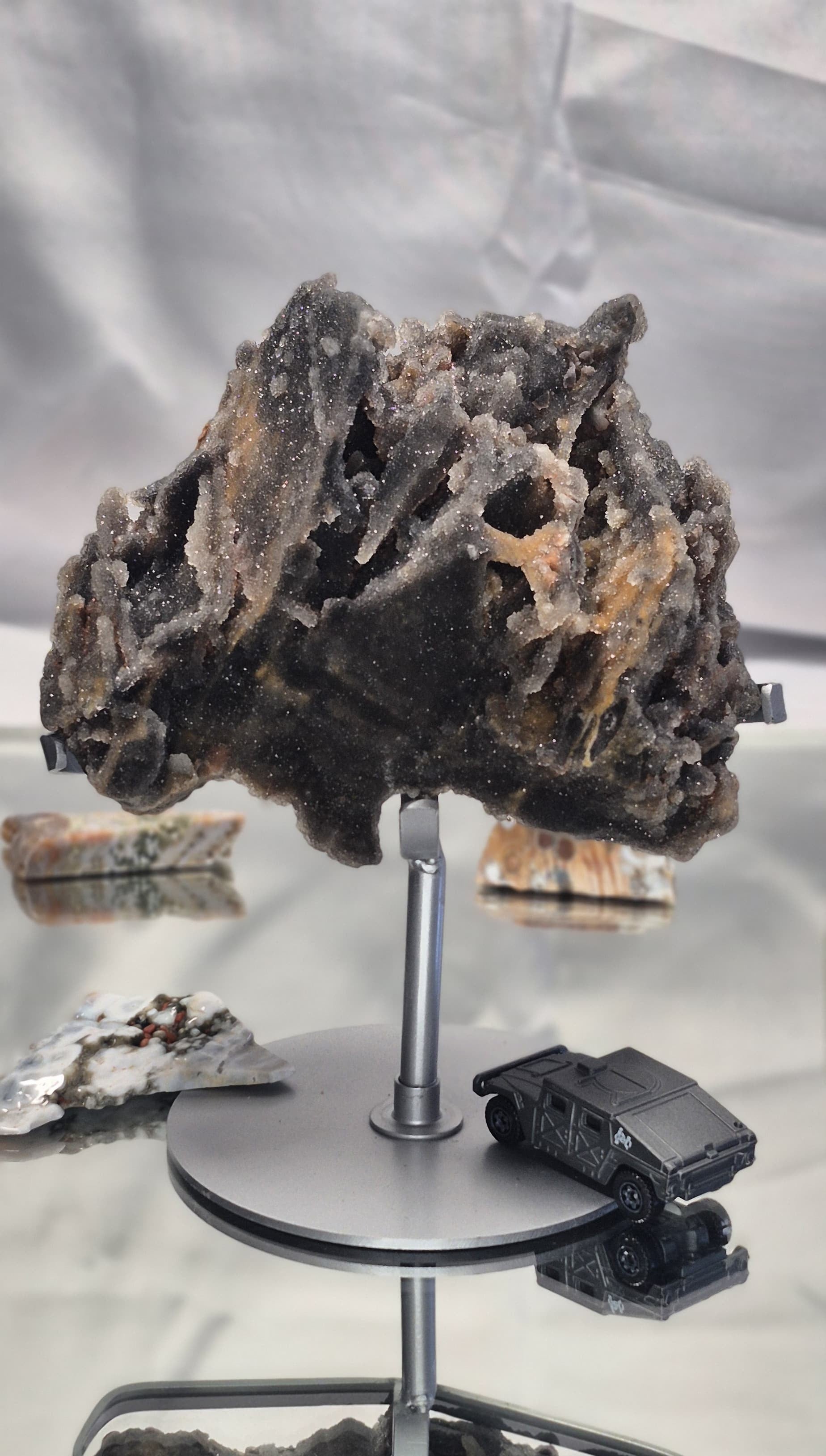š Chalcedony Statement Piece with Stand